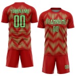 Benutzerdefiniertes Sublimations-Fußballtrikot mit roter Erbse, grün-schwarzer Linie
