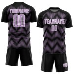 Benutzerdefiniertes Sublimations-Fußballtrikot in Schwarz-Hellviolett mit weißer Linie Benutzerdefiniertes Sublimations-Fußballtrikot in Schwarz-Hellviolett mit weißer Linie